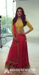 Beauty-Queen-Kajal-Aggarwal-New-Photoshoot-for-Poorvika-Mobile-Ad-3.jpg